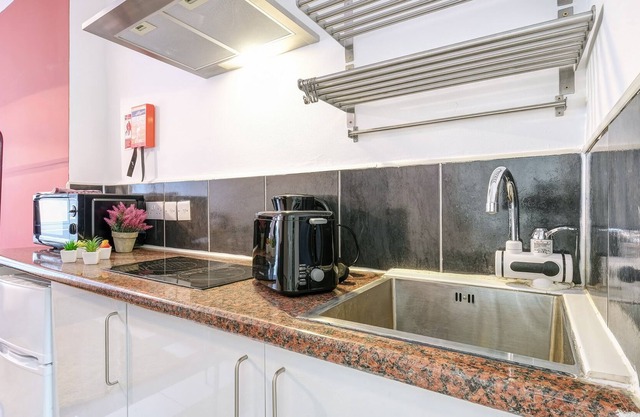 Fernbank Rooms Sudbury Hill, Harrow Self-Contained Studios with En-Suite - Apt03