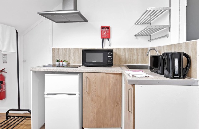 Fernbank Rooms Sudbury Hill, Harrow,Self-Contained Studios with En-Suite - Apt06