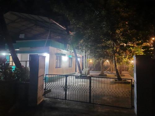 Ferns Villa, 2BHK fully furnished independent house with AC, garden, on premise parking, for large groups, kulshekar, mangalore