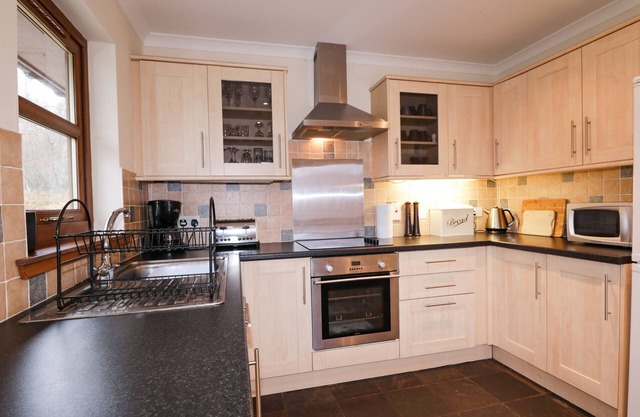 FERSIT LOG COTTAGE, pet friendly, with hot tub in Spean Bridge