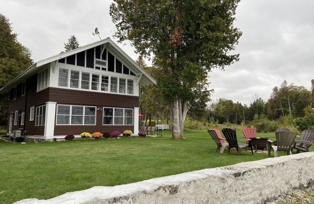 Frente al mar, duerme 12 en 6 habitaciones, privado clásico Door County Cottage