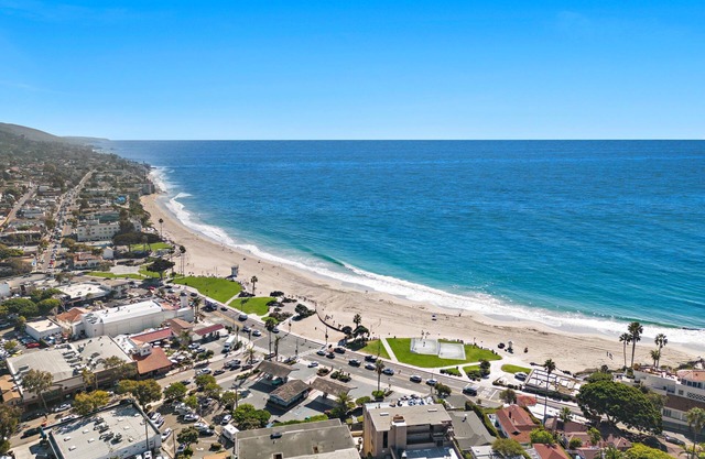 Few blocks from main beach, shops attractions. #27