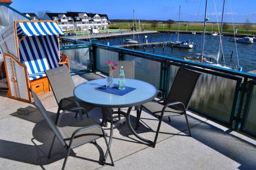 Fewo Sonnensegler Usedom direkt am Yachthafen mit Terrasse Parkplatz WLAN