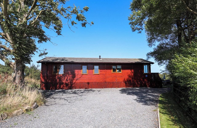 FFRWD LODGE, pet friendly, with a garden in Rhosneigr