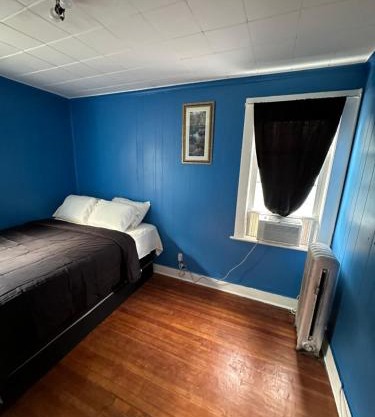 Fidelia Fuchsite Room, Queen Bed minutes from Newark Liberty international Airport and Newark Penn Station