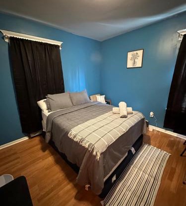 Fidelia Jade Room Queen Bed Minutes from Newark Liberty International Airport and Newark Penn Station