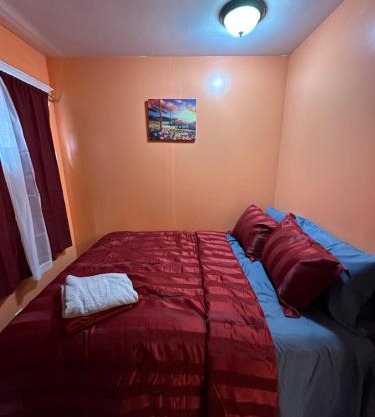 Fidellia Iron Room, Queen Bed Minutes from Newark Liberty International Airport and Newark Penn Station
