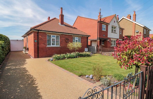 FIELD COTTAGE, family friendly, with a garden in Kirkbymoorside