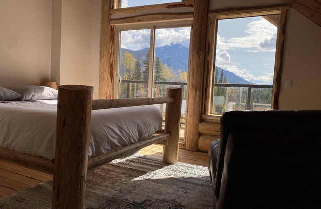 Field of Dreams, the brand new log cabin retreat w/ spectacular mountains views!