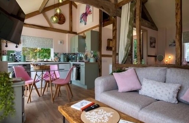 Field View Cottage, hot tub, pet friendly, great views, cosy, relaxing