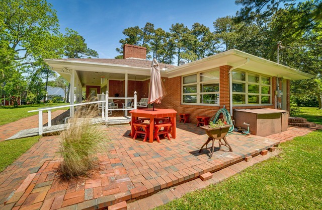 ¡NUEVO! ¡Casa estilo años 50 con muelle en Newport River!