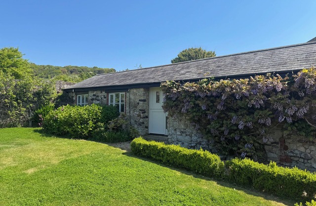 FIG COTTAGE, pet friendly, character holiday cottage in Brighstone