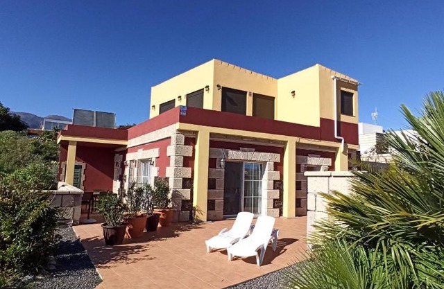 Finca Aurora quiet holiday flat with pool and great mountain and sea views