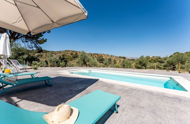 Casa de campo 'Cortijo La Zahurdilla' con vistas a la montaña, piscina privada, Wi-Fi y jardín
