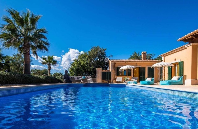 Finca jewel in a top location with a large pool.