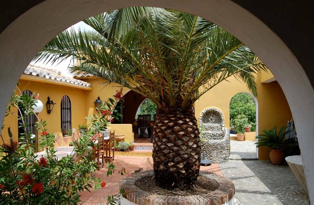 Finca La Loma con auténtico patio andaluz y mucha paz y tranquilidad.