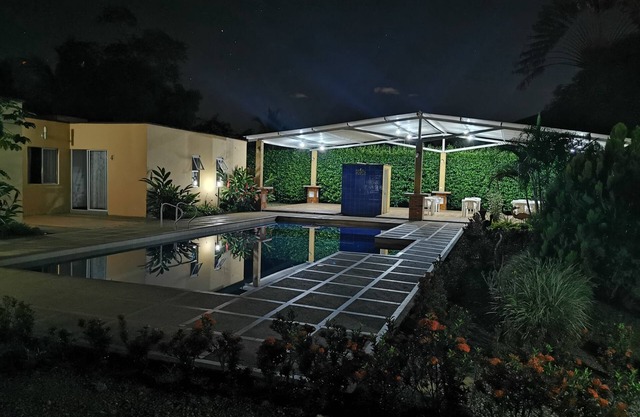 A 10' de Villavicencio, 24 personas, WIFI, piscina, salón social, privada