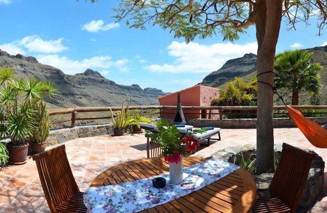Finca Las Olivas -Casa rural única con piscina climatizada