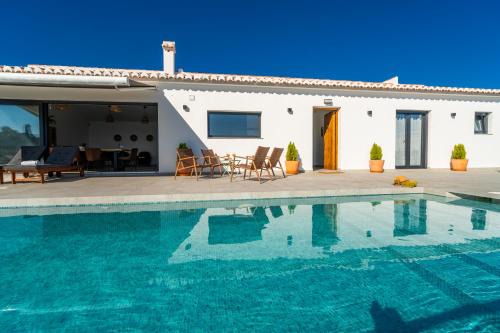 Finca Los Paseros, BBQ, pool, spectacular sea views