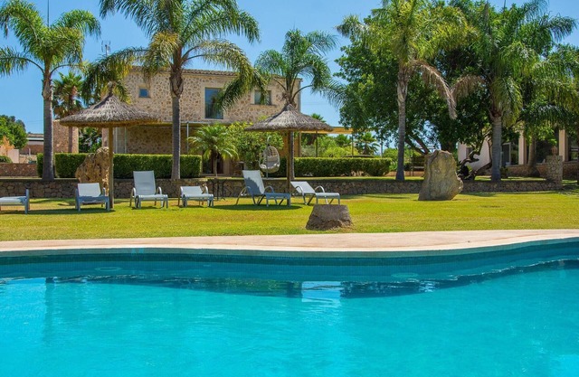Finca 'Son Perot' con piscina interior y exterior, balcones, terrazas y Wi-Fi
