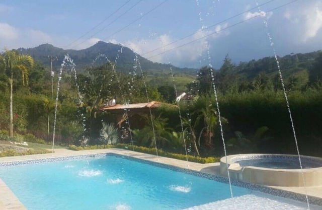 Finca con piscina, jacuzzi, jardines y 4 amplios cuartos