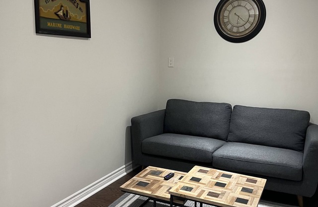 Finest BR Free Parking/Wifi TV Shared Suite