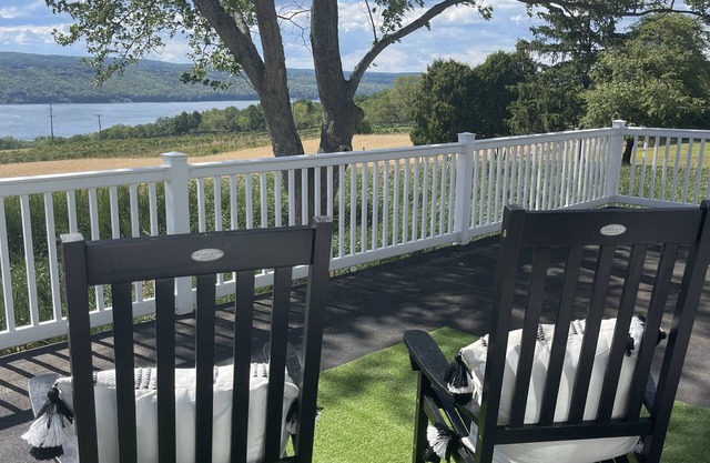 Finger Lakes Farmhouse- stunning lake views on wine trail-10 min to Watkins Glen