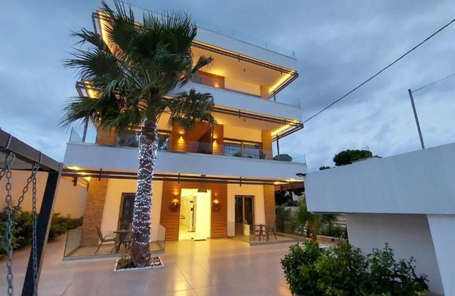 Finikas Suites & Apartments by Airstay