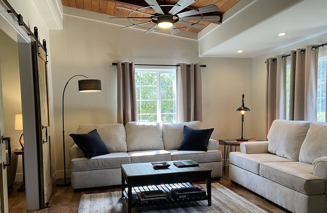 Finley House: a Stylish Private Cottage in Central Auburn, near the finish lines