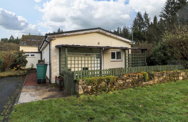 FIR TREE COTTAGE, pet friendly, with a garden in Otterburn