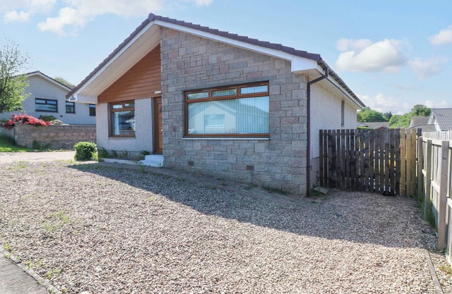 FIRCROFT, pet friendly, character holiday cottage in Errol