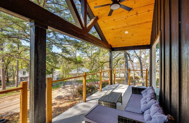 Fire Pit + Grill: Lakeside Gun Barrel City Home!