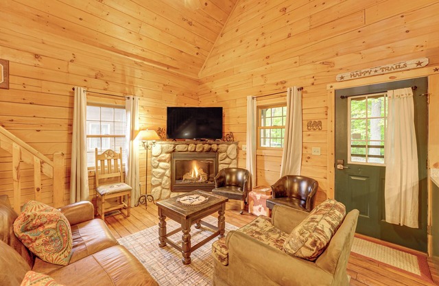Warm & Woodsy Rothbury Escape w/ Loft & Porch