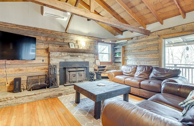 Maggie Valley Log Cabin: Deck + Mountain Views!