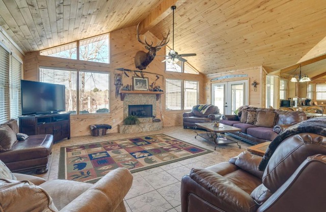 Fire Pit, Views Lakefront Toledo Bend Retreat!