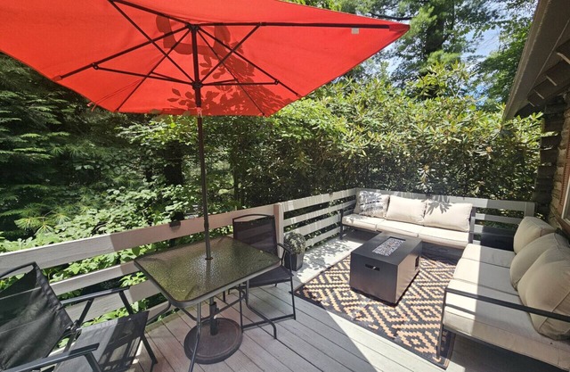 Firefly Cabin-1930's Retreat: Bikes, BBQ, walk dtn