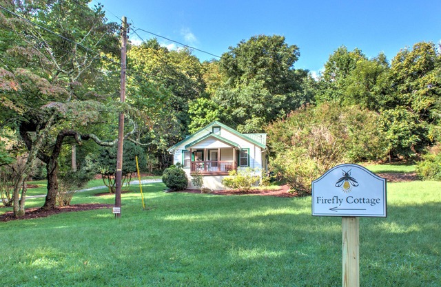 Firefly Cottage | Pet-Friendly, Fire Pit, 8 Mins to DT AVL + Biltmore Pass