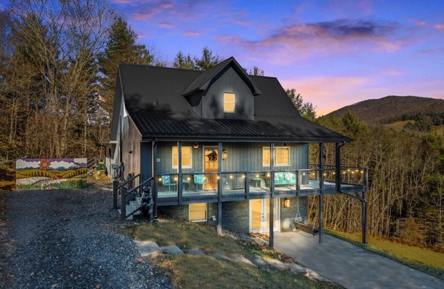 Firefly Farmhouse-Open for Bookings! Sleeps 10, Hot Tub/Game Room/FP/ WIFI