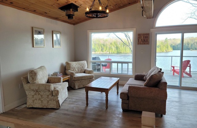 Firefly Hut - Cheerful 6-bedroom cottage with serene beauty