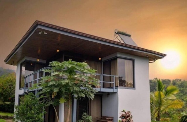 Firefly Retreat. A Hilltop Retreat with Swimming Pool & Great Rainforest Views!!