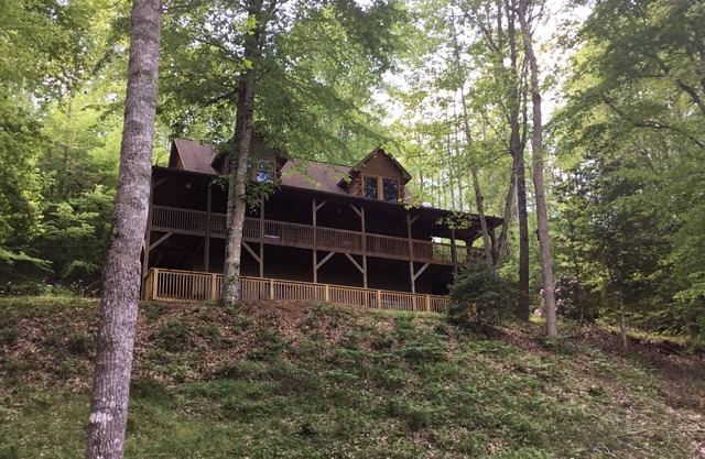 "Fireman's Dream" Cabaña 5 BDR / 3 Baños Beautiful Log Home! Bañera de hidromasaje