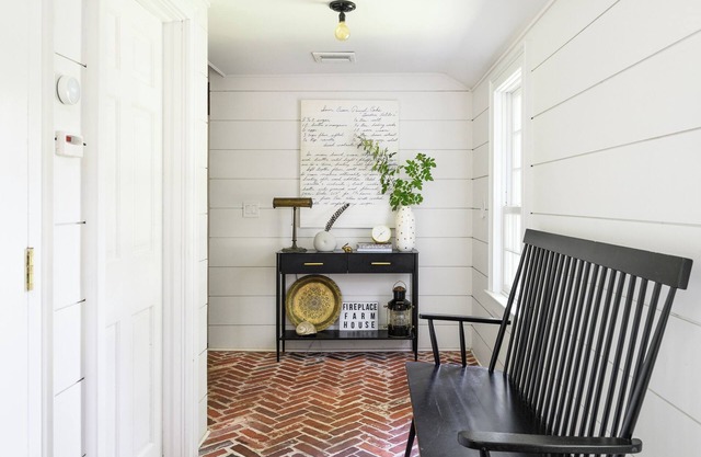 Fireplace Farmhouse in bucolic Brookhaven Hamlet / 5 bedroom with pool & hot tub