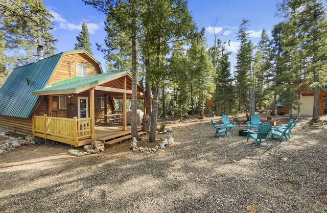 Fireside Cottage private & located in Duck Creek Village near National Parks