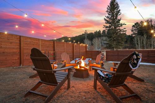 Fireside Grove- Downtown Stay with Hot Tub