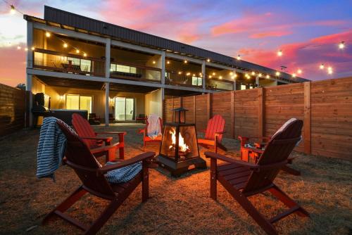 Fireside Haven - Hot Tub & Downtown Walkable