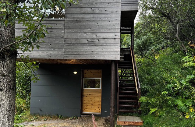 Fireweed Hollow Junior - Cozy and cute modern cabin