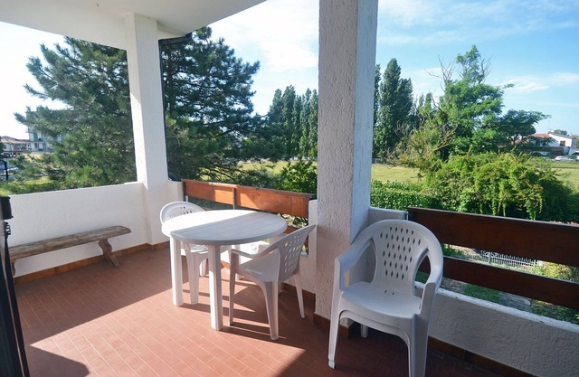 Villa en primera planta con 4 camas y amplio jardín a pocos metros del mar.