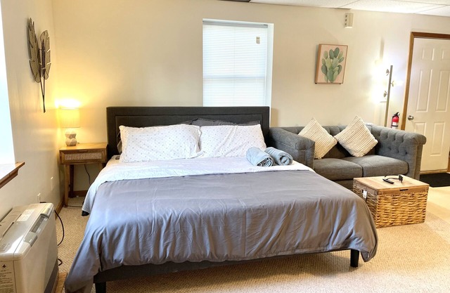 First Floor Little Cozy Studio with King Size Bed Downtown