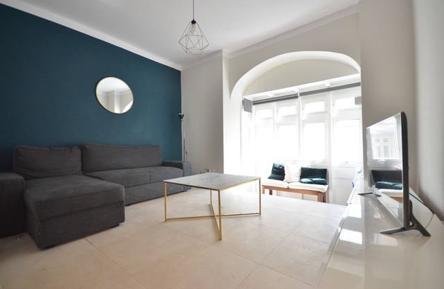 First floor modern flat in Gzira, 30 second walk from Gzira/Sliema seafront