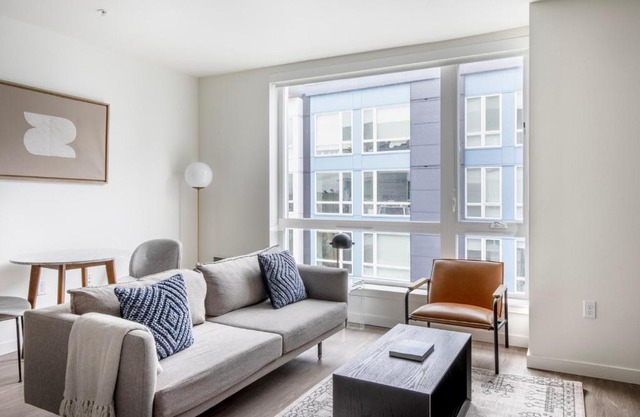 First Hill 1br w gym lounge nr soccer field SEA-542